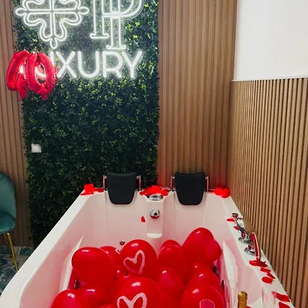 Tp Luxury לינה וארוחת בוקר נאפולי